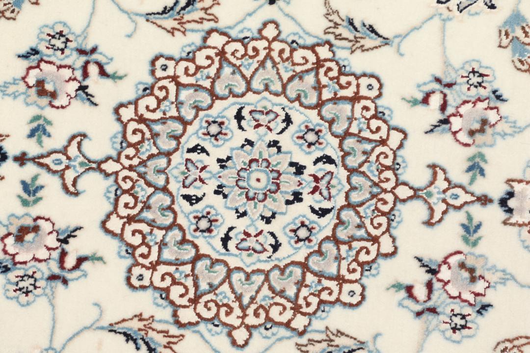 Handgeknoopt Nain-tapijt met verfijnde bloemmotieven in beige en blauw uit het Midden-Oosten