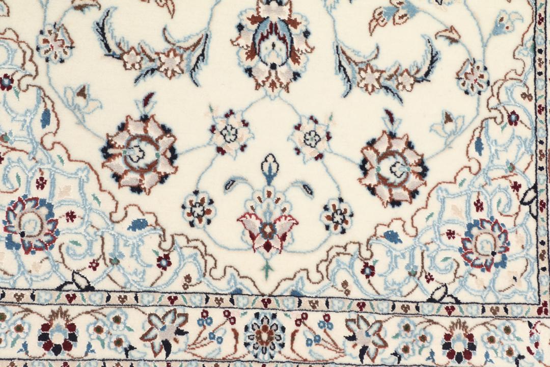 Handgeknoopt Nain-tapijt met verfijnde bloemmotieven in beige en blauw uit het Midden-Oosten