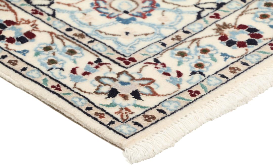 Handgeknoopt Nain-tapijt met verfijnde bloemmotieven in beige en blauw uit het Midden-Oosten