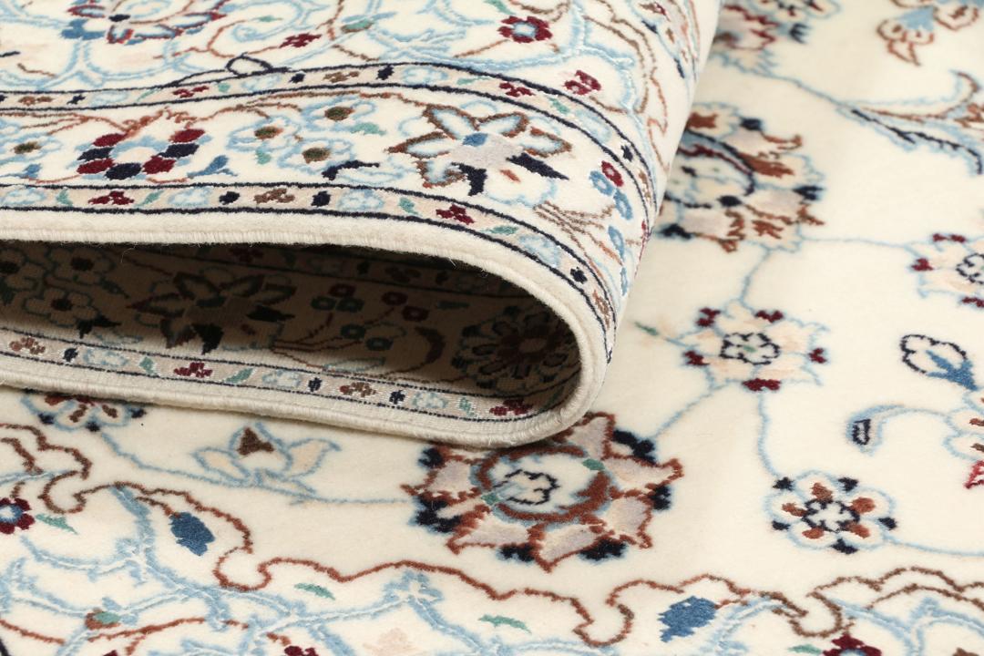 Handgeknoopt Nain-tapijt met verfijnde bloemmotieven in beige en blauw uit het Midden-Oosten