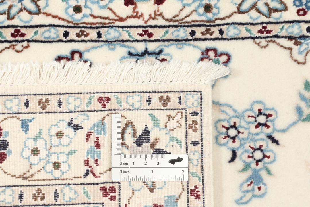 Handgeknoopt Nain-tapijt met verfijnde bloemmotieven in beige en blauw uit het Midden-Oosten