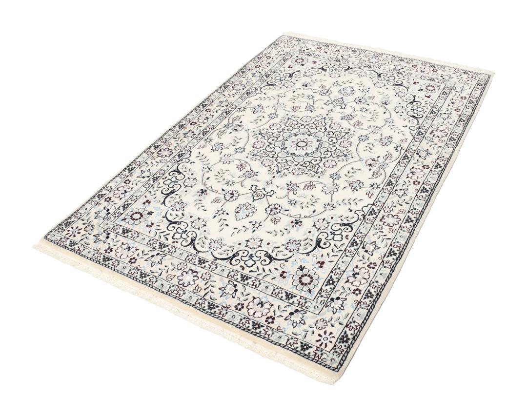 Handgeknoopt Nain tapijt uit het Midden-Oosten met ingewikkelde bloemmotieven in beige en blauw.