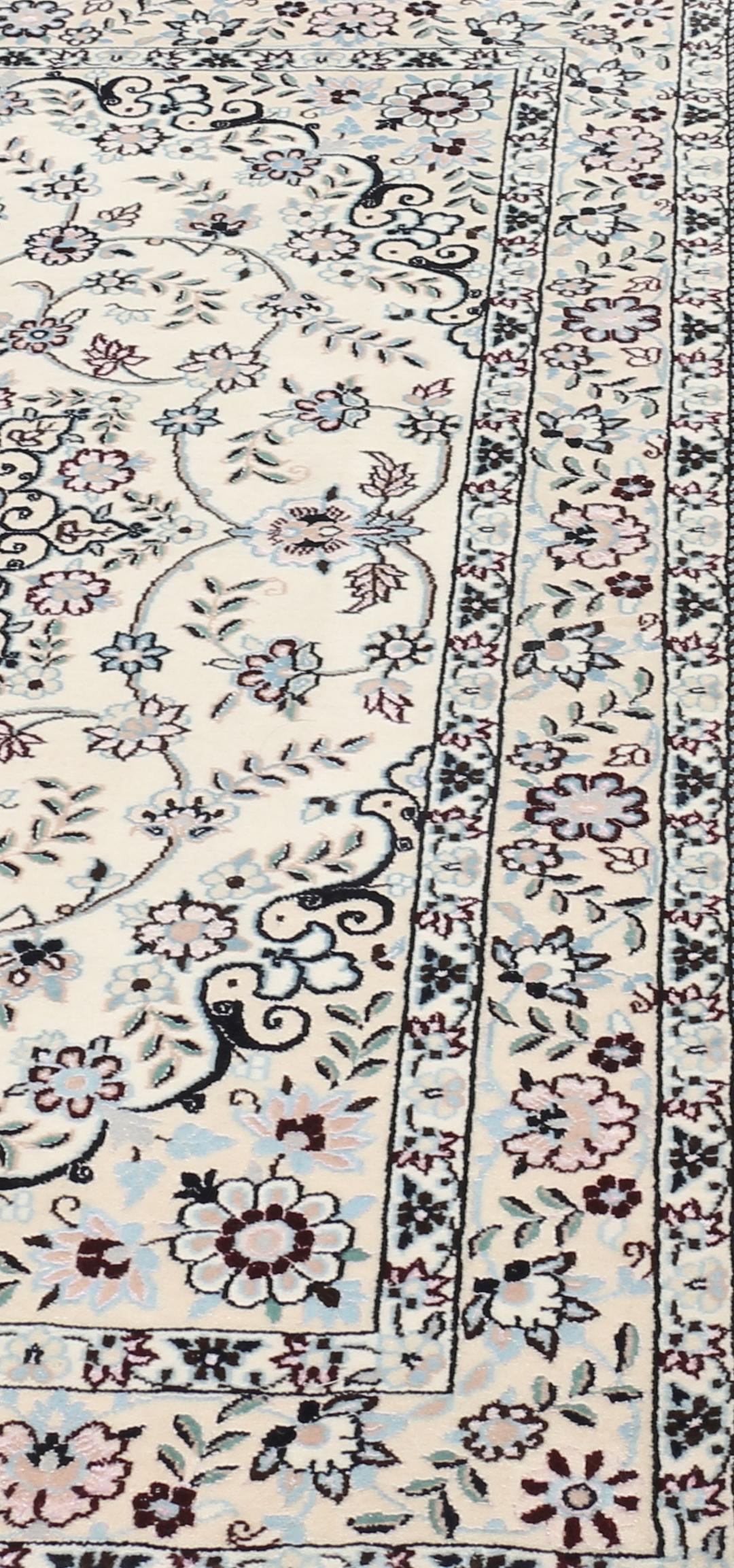Handgeknoopt Nain tapijt uit het Midden-Oosten met ingewikkelde bloemmotieven in beige en blauw.