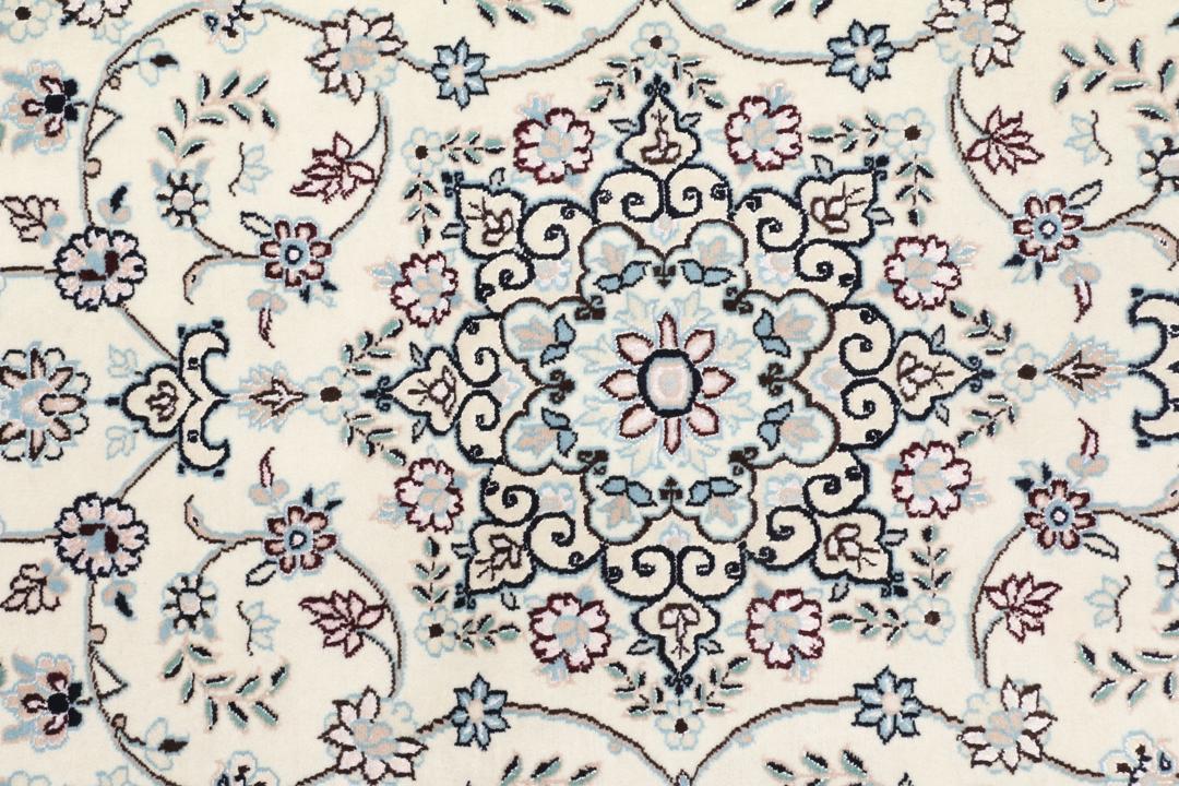 Handgeknoopt Nain tapijt uit het Midden-Oosten met ingewikkelde bloemmotieven in beige en blauw.