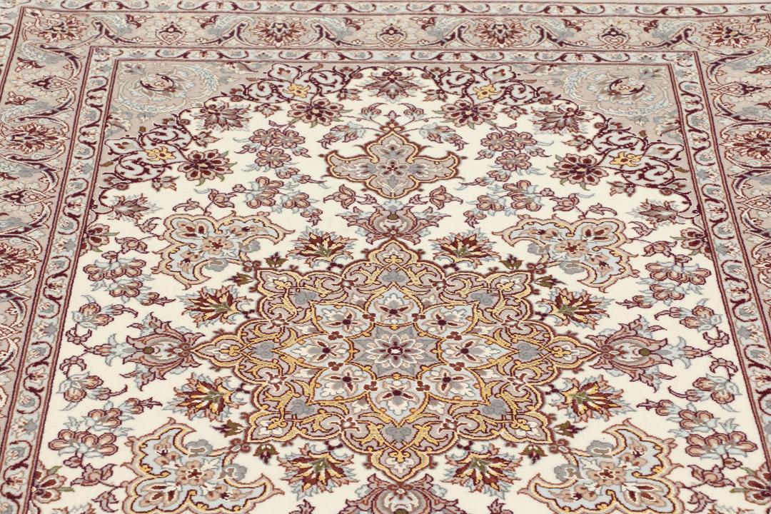 Håndknyttet Isfahan-tæppe fra Mellemøsten i beige nuancer
