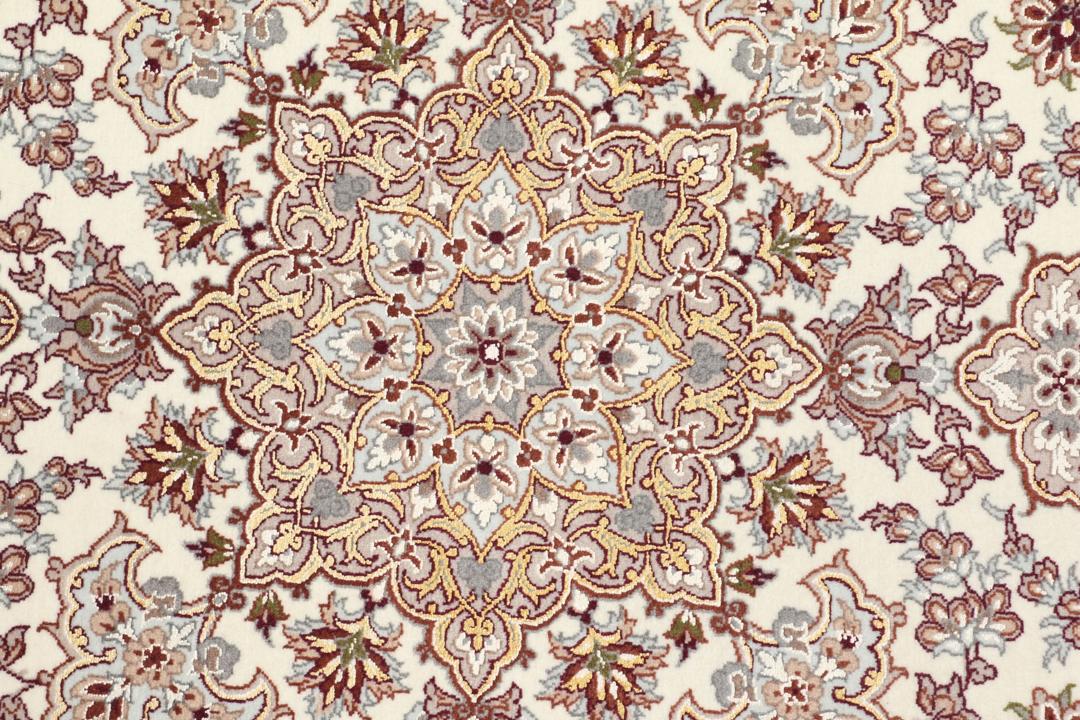 Håndknyttet Isfahan-tæppe fra Mellemøsten i beige nuancer
