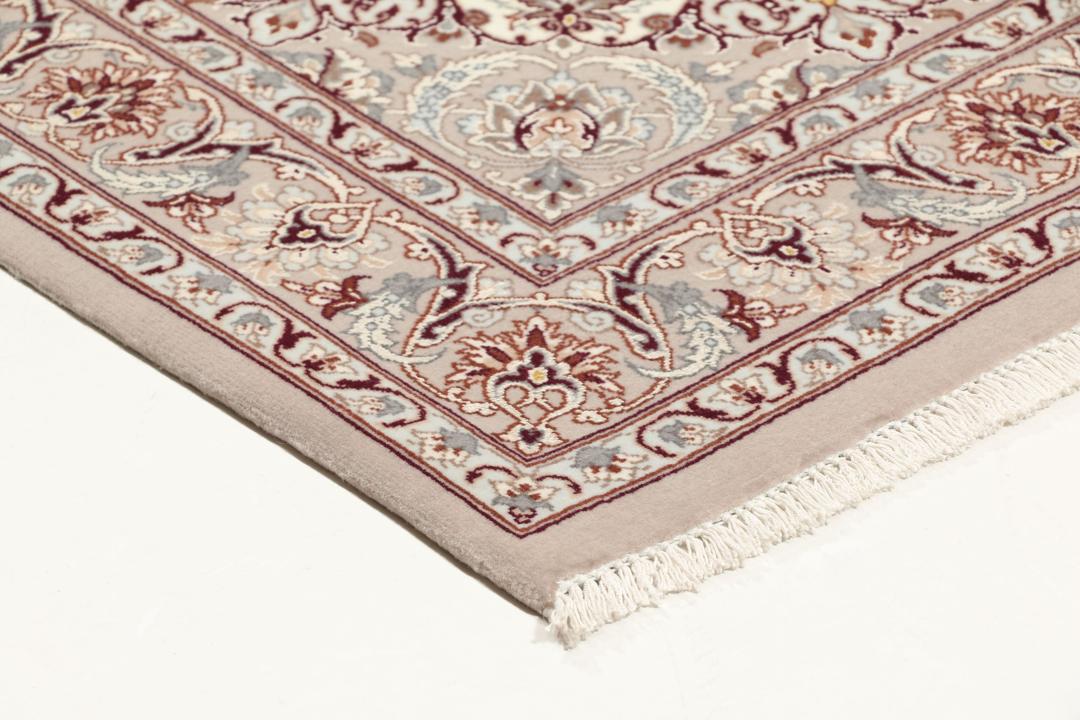 Håndknyttet Isfahan-tæppe fra Mellemøsten i beige nuancer