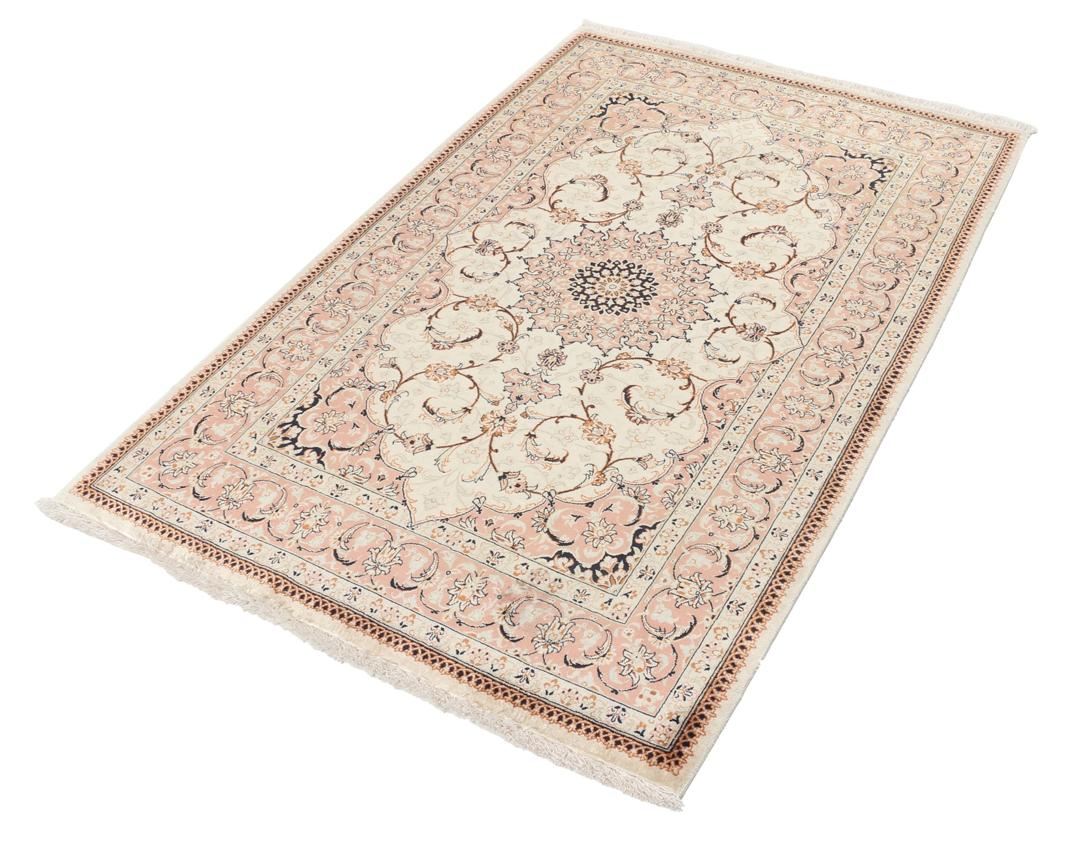 Een luxueus handgeknoopt Qum zijden tapijt uit het Midden-Oosten met een beige veld en bloemmotieven