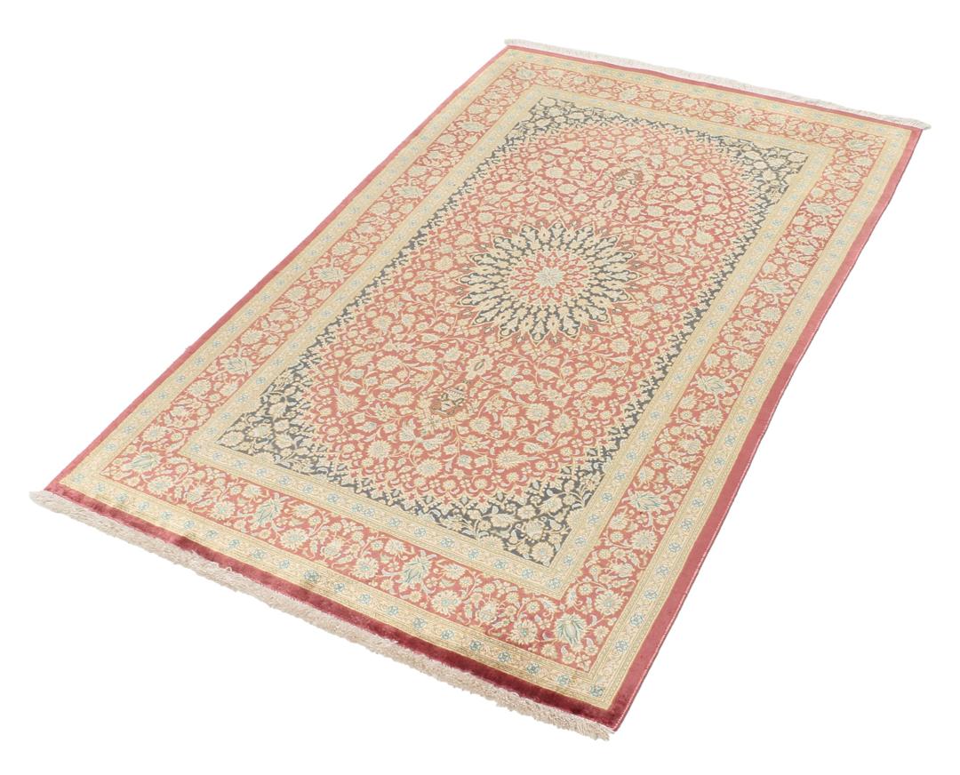 Een luxueus handgeknoopt Qum zijden tapijt uit het Midden-Oosten in multicolor tinten.