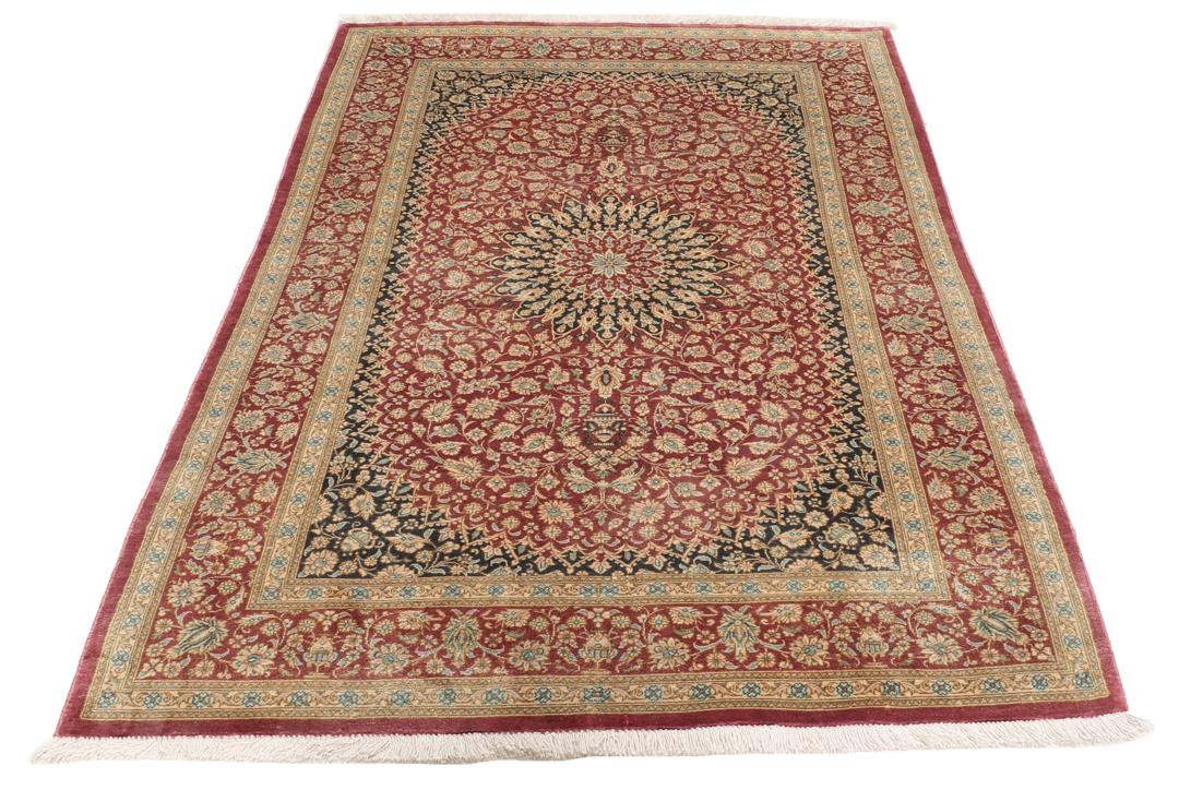 Een luxueus handgeknoopt Qum zijden tapijt uit het Midden-Oosten in multicolor tinten.
