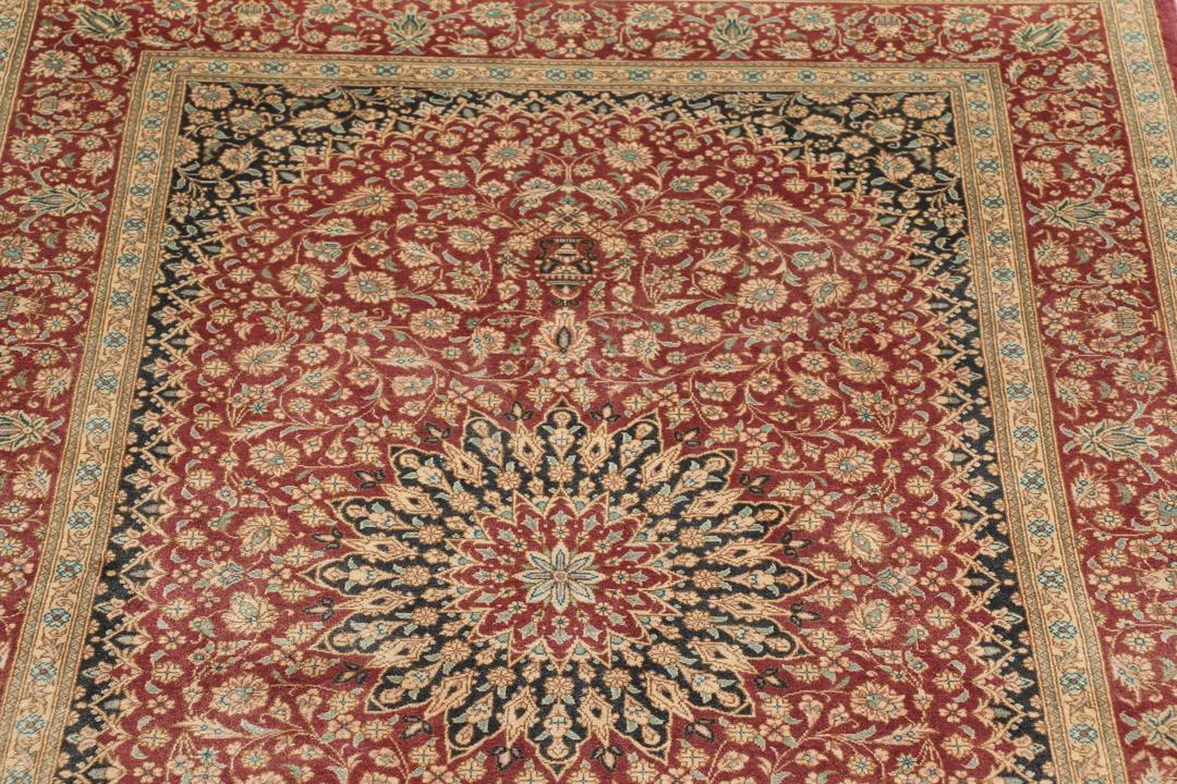 Een luxueus handgeknoopt Qum zijden tapijt uit het Midden-Oosten in multicolor tinten.