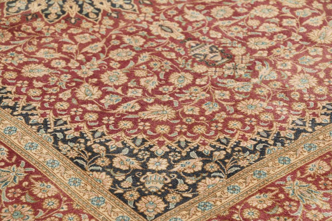 Een luxueus handgeknoopt Qum zijden tapijt uit het Midden-Oosten in multicolor tinten.