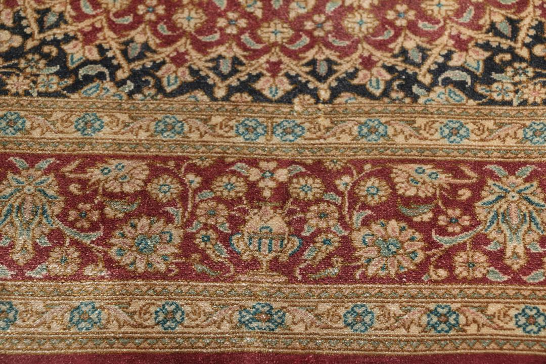 Een luxueus handgeknoopt Qum zijden tapijt uit het Midden-Oosten in multicolor tinten.