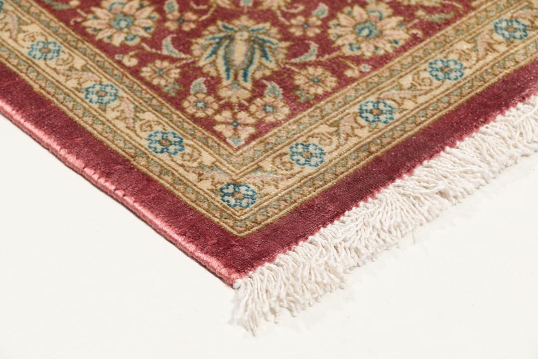 Een luxueus handgeknoopt Qum zijden tapijt uit het Midden-Oosten in multicolor tinten.