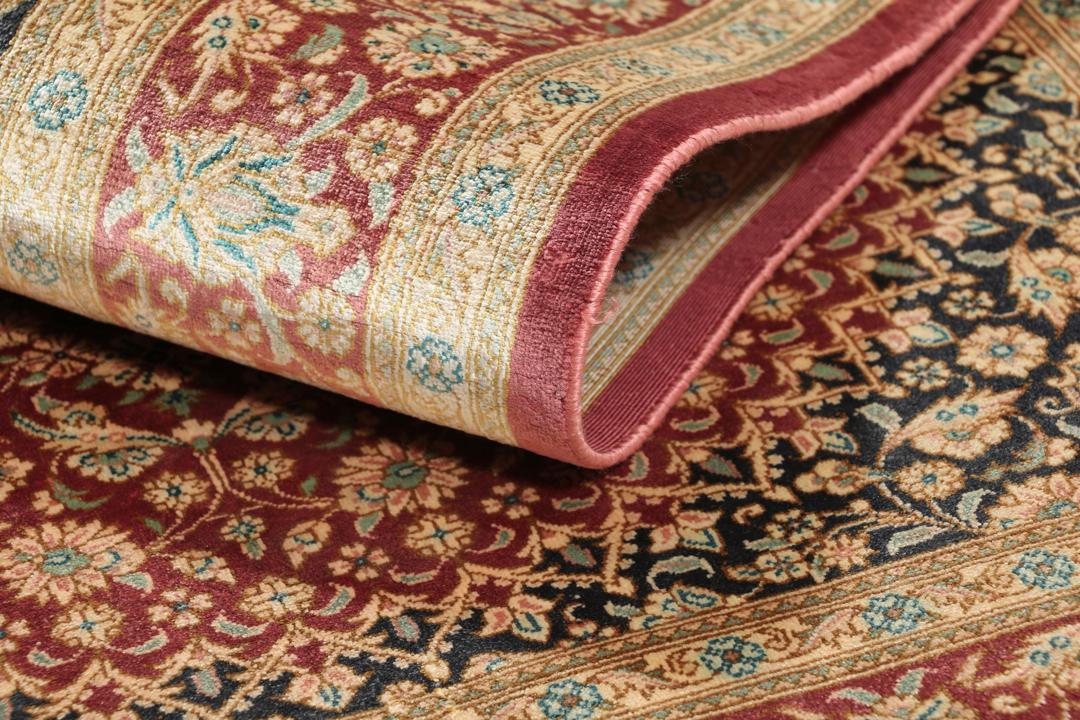 Een luxueus handgeknoopt Qum zijden tapijt uit het Midden-Oosten in multicolor tinten.