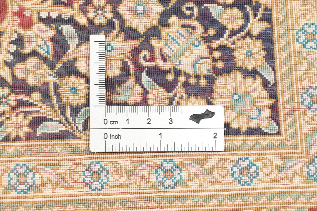Een luxueus handgeknoopt Qum zijden tapijt uit het Midden-Oosten in multicolor tinten.