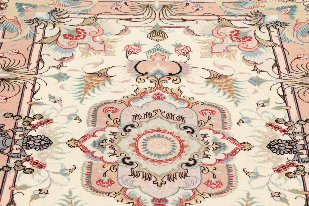 Tapis Tabriz noué à la main venant du Moyen-Orient dans des tons beiges