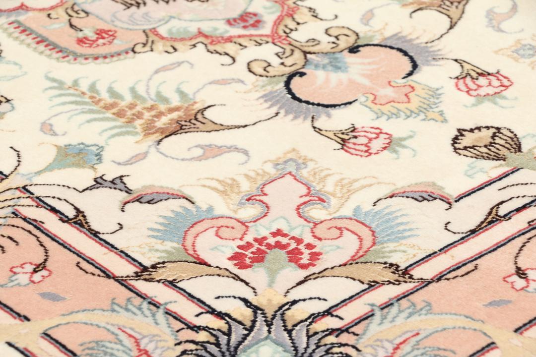 Tapis Tabriz noué à la main venant du Moyen-Orient dans des tons beiges