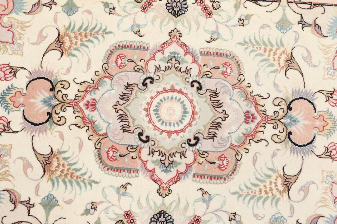Tapis Tabriz noué à la main venant du Moyen-Orient dans des tons beiges