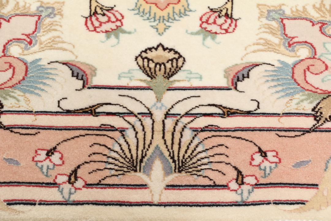 Tapis Tabriz noué à la main venant du Moyen-Orient dans des tons beiges