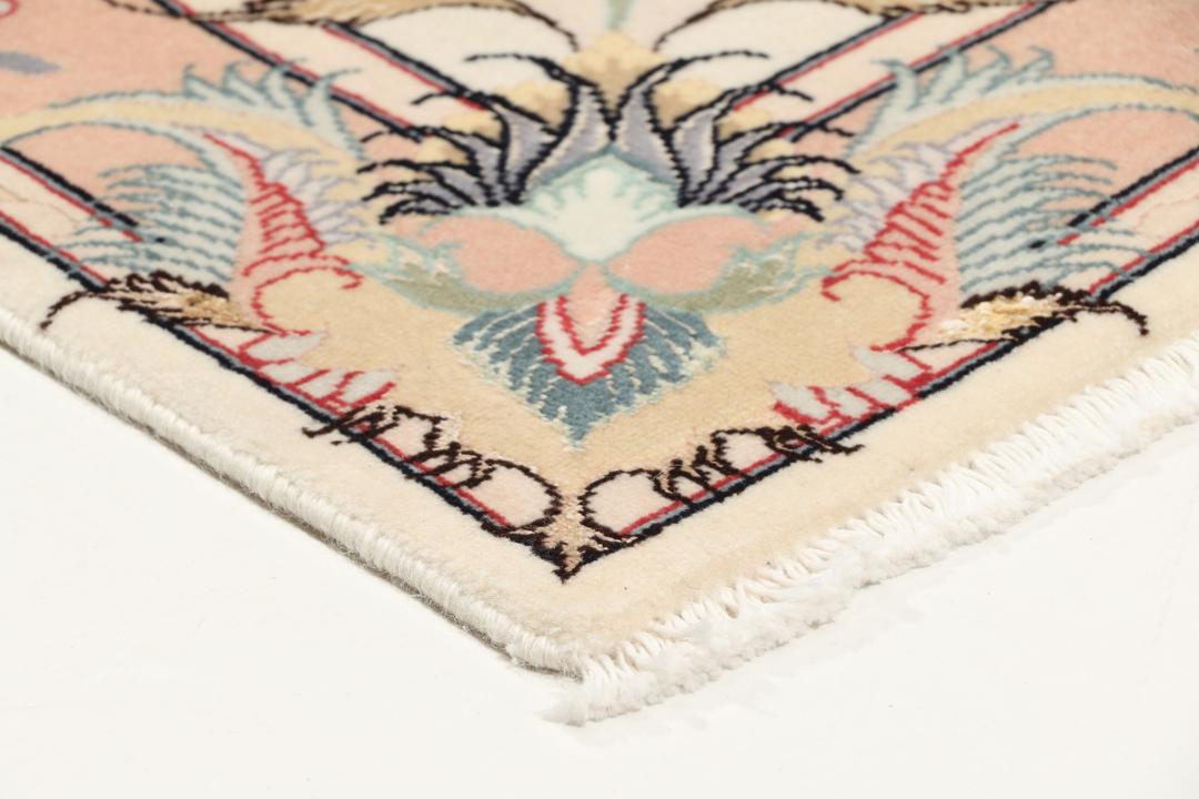 Tapis Tabriz noué à la main venant du Moyen-Orient dans des tons beiges