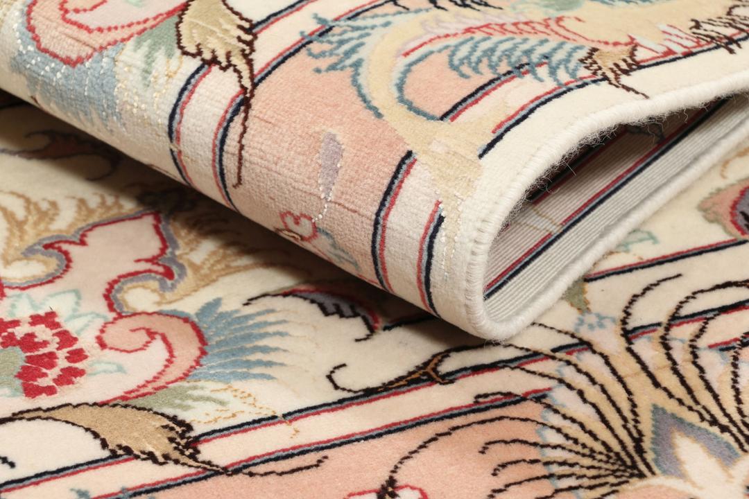 Tapis Tabriz noué à la main venant du Moyen-Orient dans des tons beiges