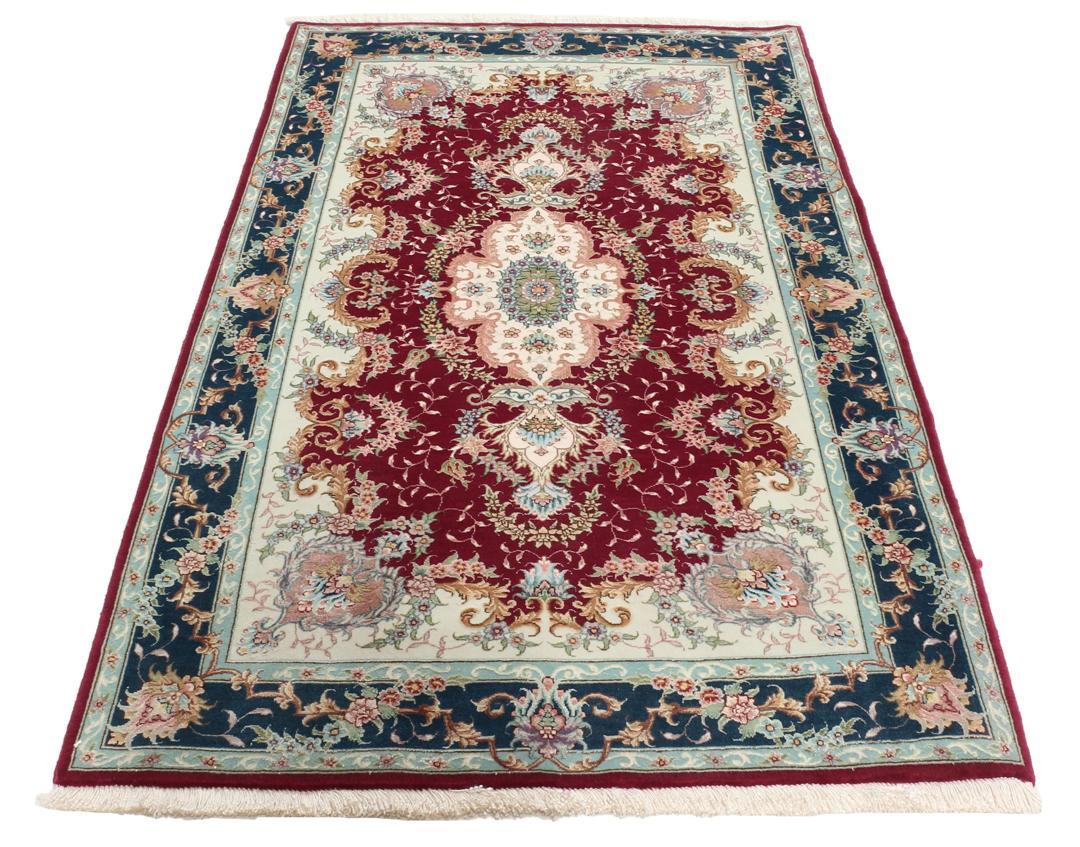 Handgeknoopt Tabriz-tapijt met bloemmotief en medaillon in rood en donkerblauw uit het Midden-Oosten