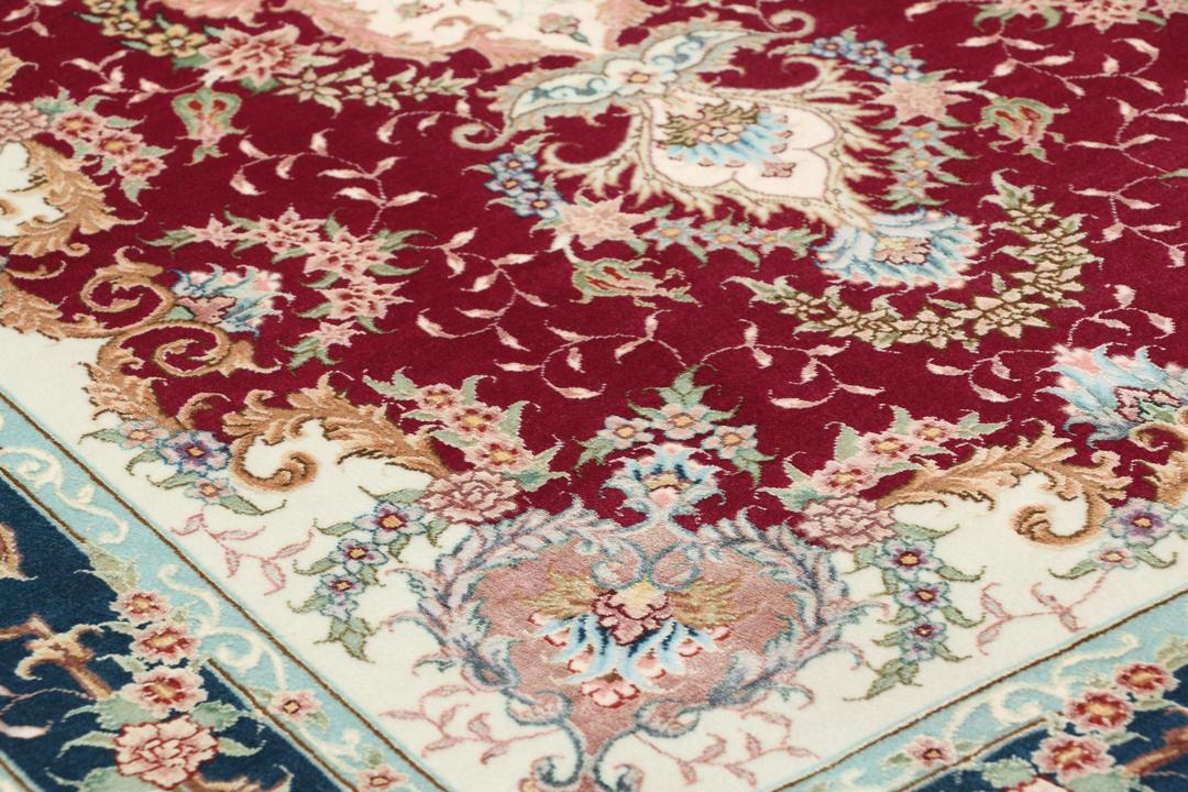 Handgeknoopt Tabriz-tapijt met bloemmotief en medaillon in rood en donkerblauw uit het Midden-Oosten