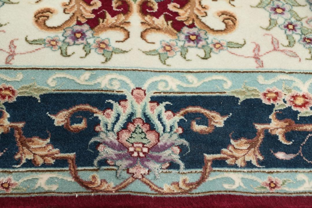 Handgeknoopt Tabriz-tapijt met bloemmotief en medaillon in rood en donkerblauw uit het Midden-Oosten