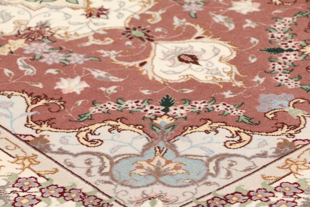 Håndknyttet Tabriz 50 Raj tæppe fra Mellemøsten i røde og cremefarvede toner