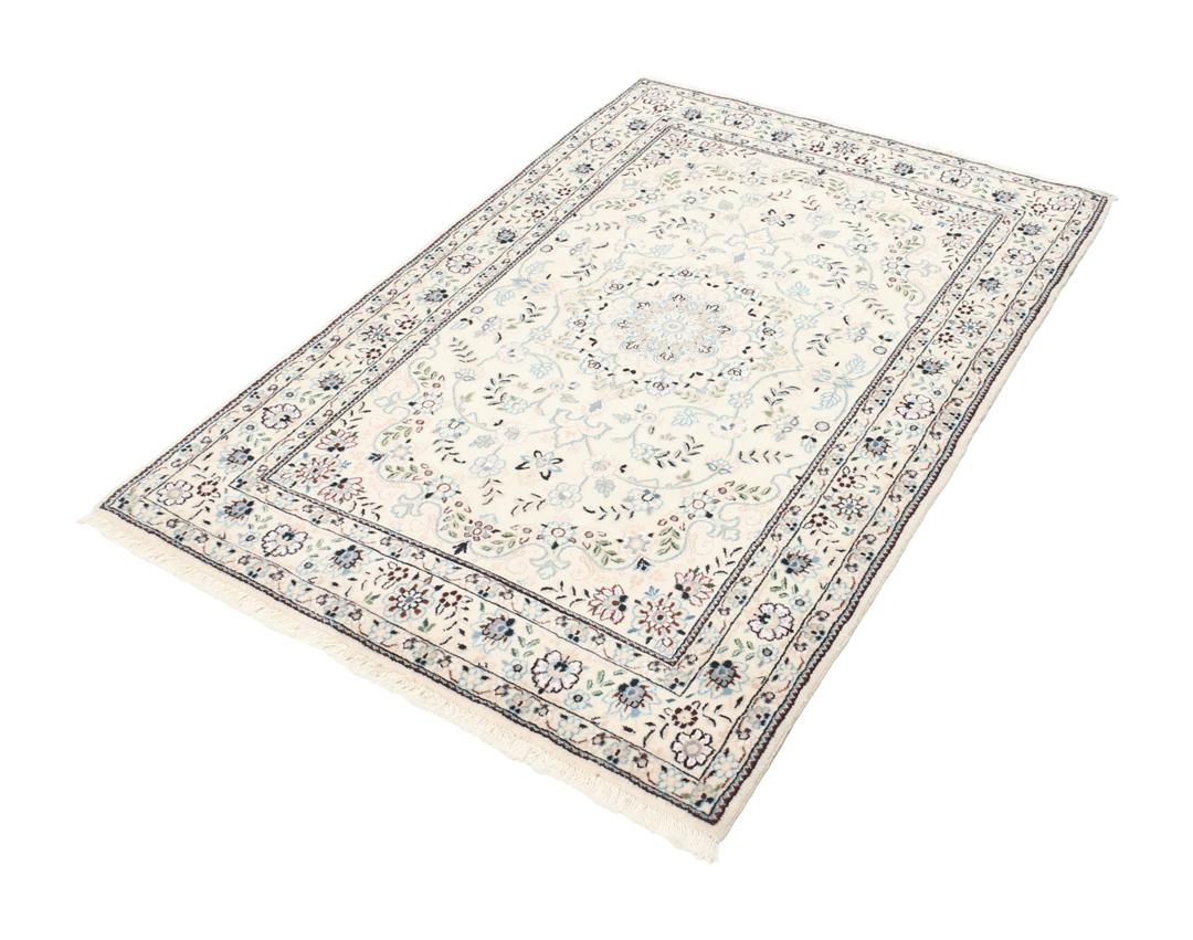 Een handgeknoopt Nain-tapijt uit het Midden-Oosten met een beige achtergrond en bloempatronen.