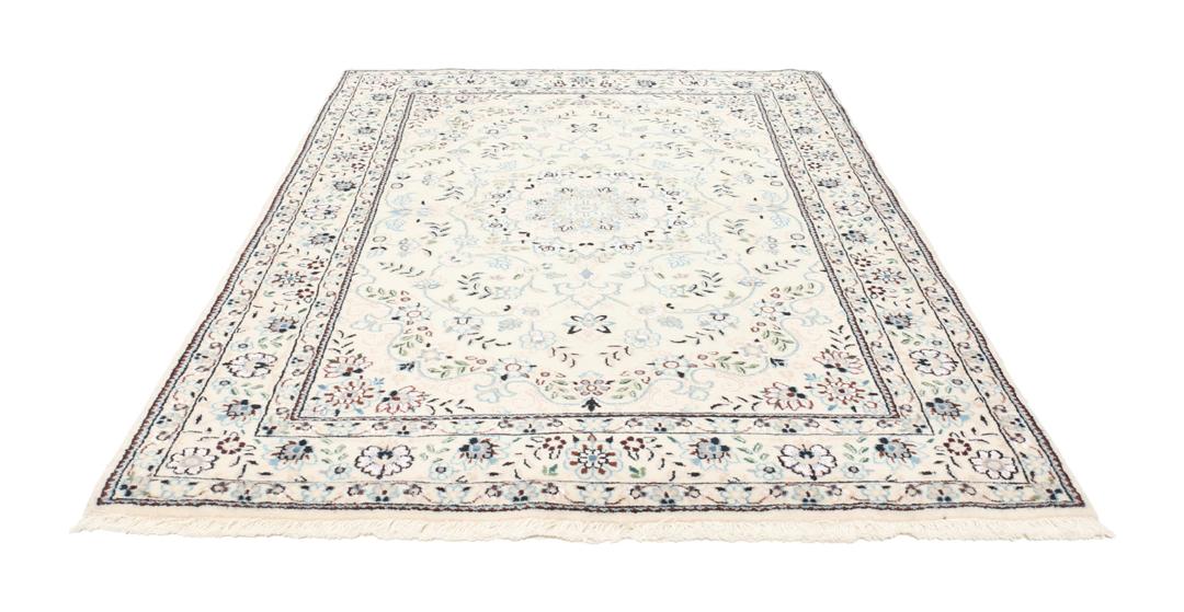 Een handgeknoopt Nain-tapijt uit het Midden-Oosten met een beige achtergrond en bloempatronen.