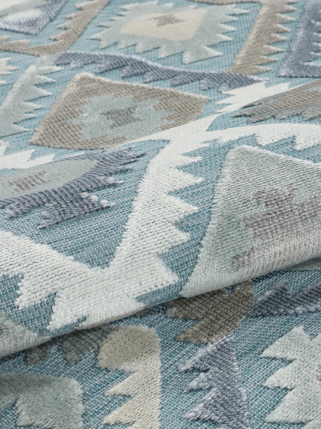 Blauw tapijt met een tactiel hoog en laag Flor patroon