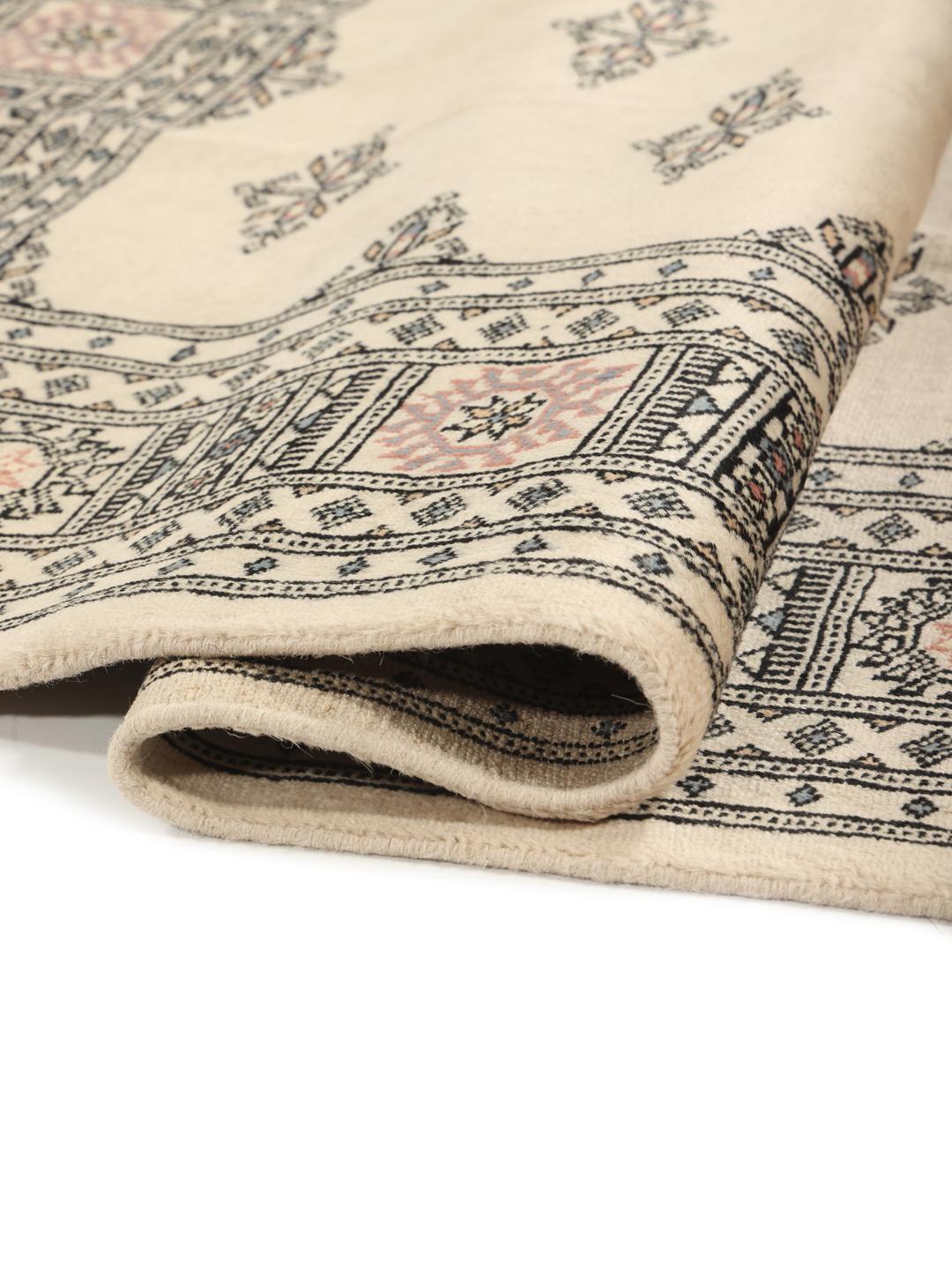 Hand-knotted beige Pakistan Bokhara rug with geometric motifs