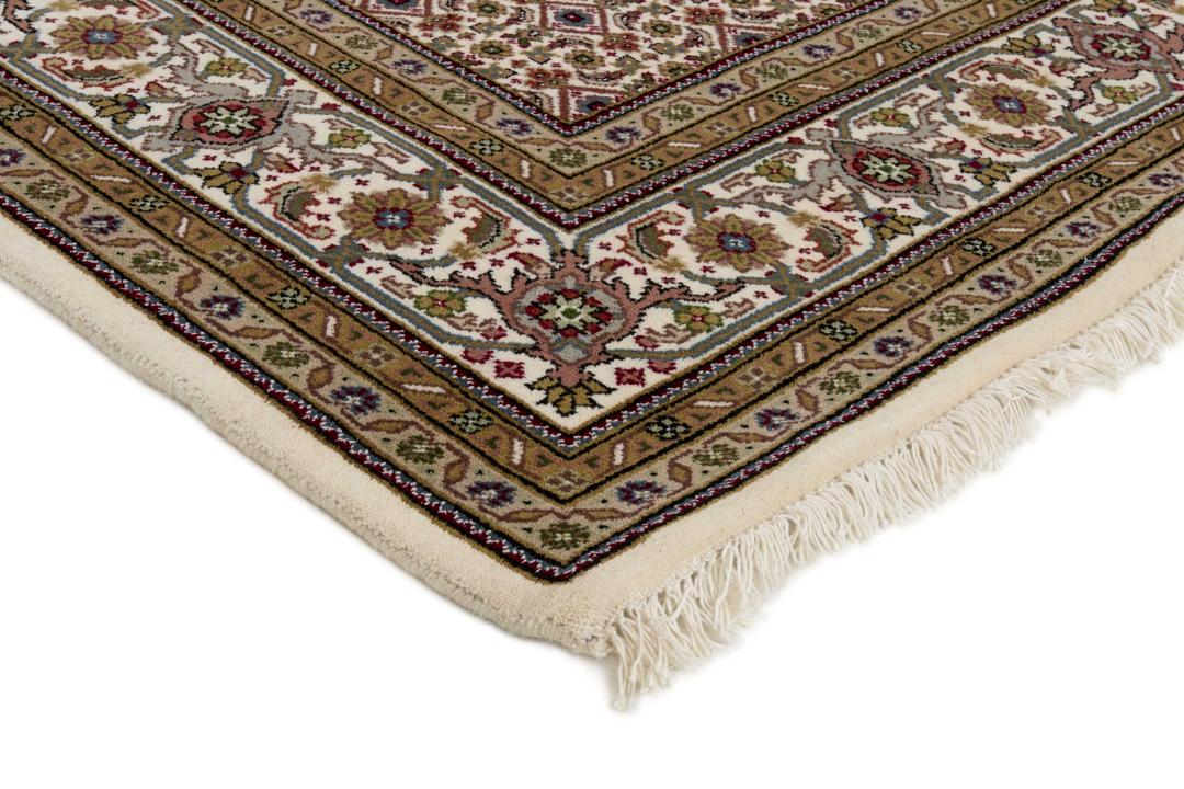 Kvadratisk håndknyttet Tabriz-tæppe fra Indien i beige og røde toner.