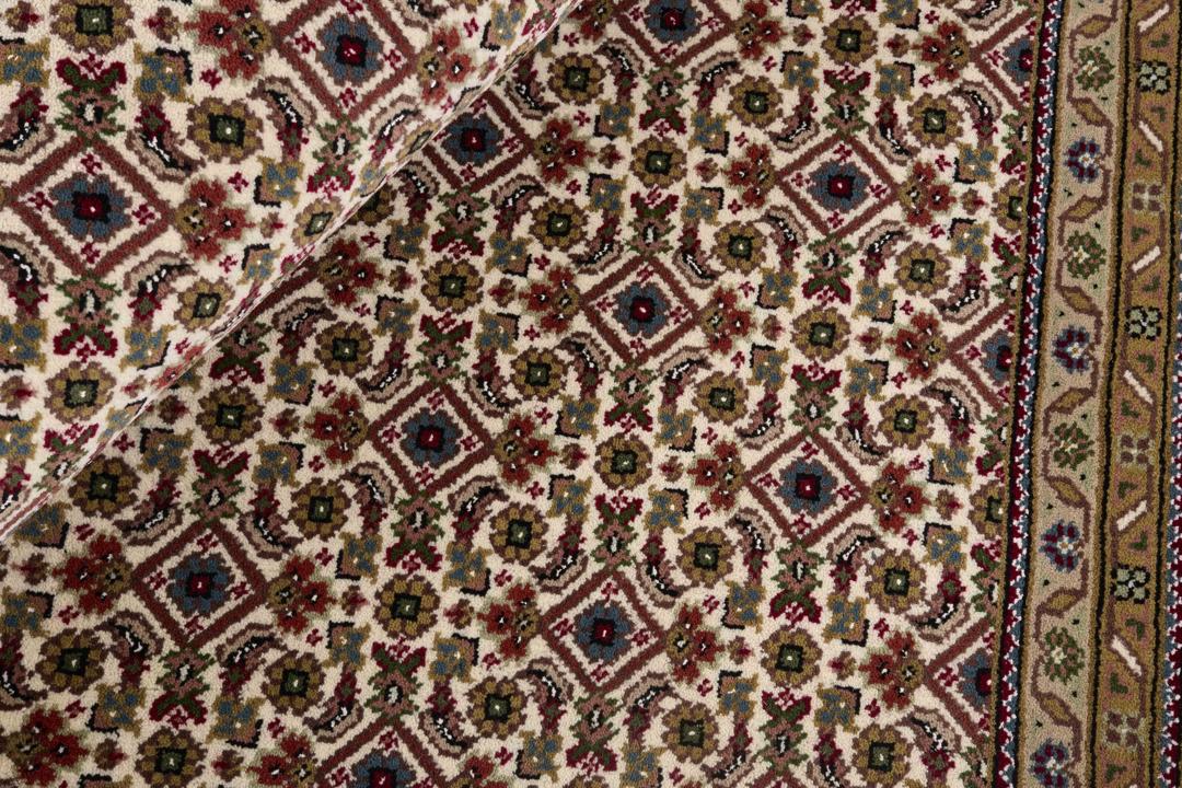 Kvadratisk håndknyttet Tabriz-tæppe fra Indien i beige og røde toner.