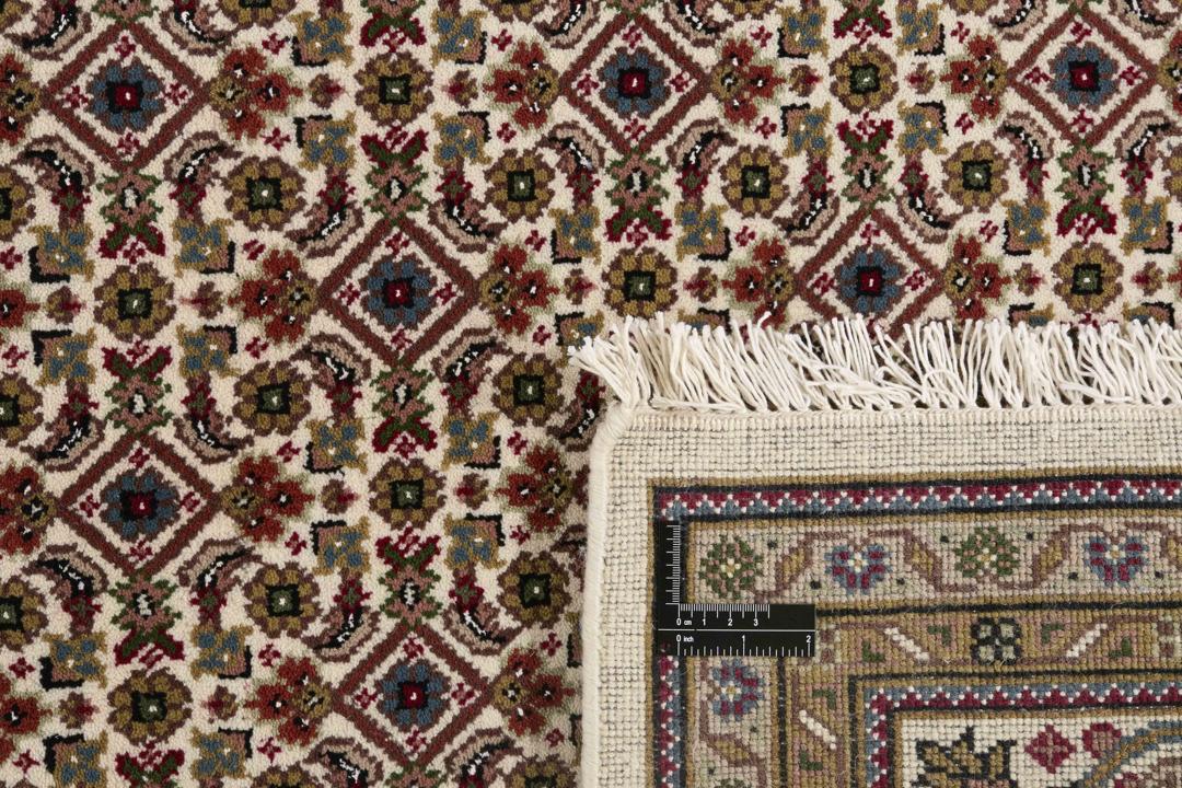 Kvadratisk håndknyttet Tabriz-tæppe fra Indien i beige og røde toner.