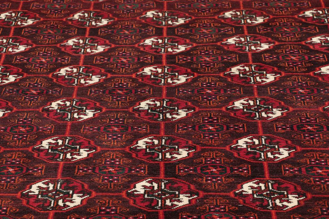 En håndknyttet Turkaman-løber i dyb rød med traditionelle geometriske mønstre.