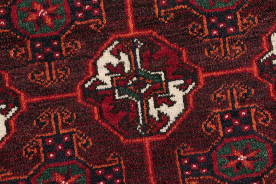 En håndknyttet Turkaman-løber i dyb rød med traditionelle geometriske mønstre.