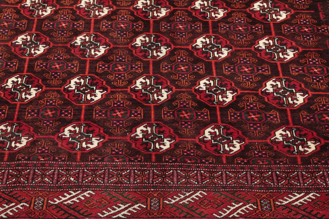 En håndknyttet Turkaman-løber i dyb rød med traditionelle geometriske mønstre.