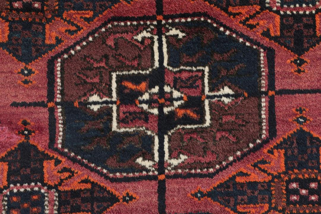 Håndknyttet Baluch tæppe i mørkerøde nuancer med gentagende stamme-motiver