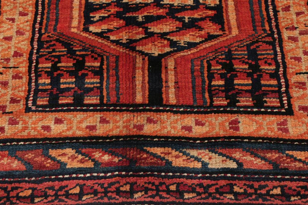 Håndknyttet løber fra Mellemøsten med et rødt og sort geometrisk design