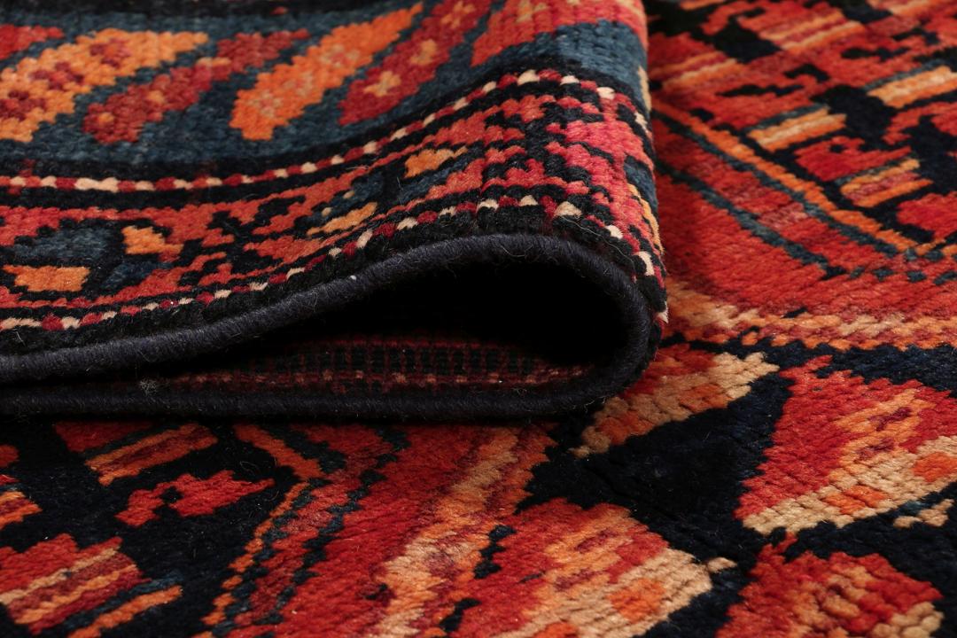 Håndknyttet løber fra Mellemøsten med et rødt og sort geometrisk design