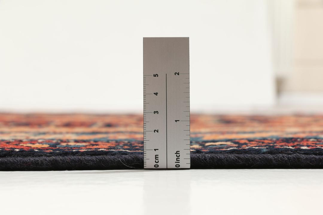 Håndknyttet løber fra Mellemøsten med et rødt og sort geometrisk design