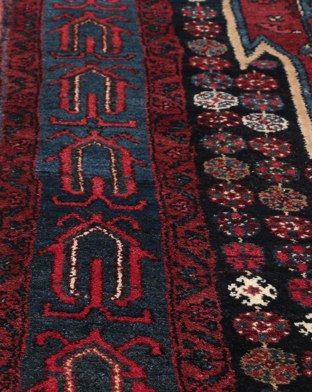 Handgeknoopte Senneh-loper in het rood met geometrische patronen uit het Midden-Oosten