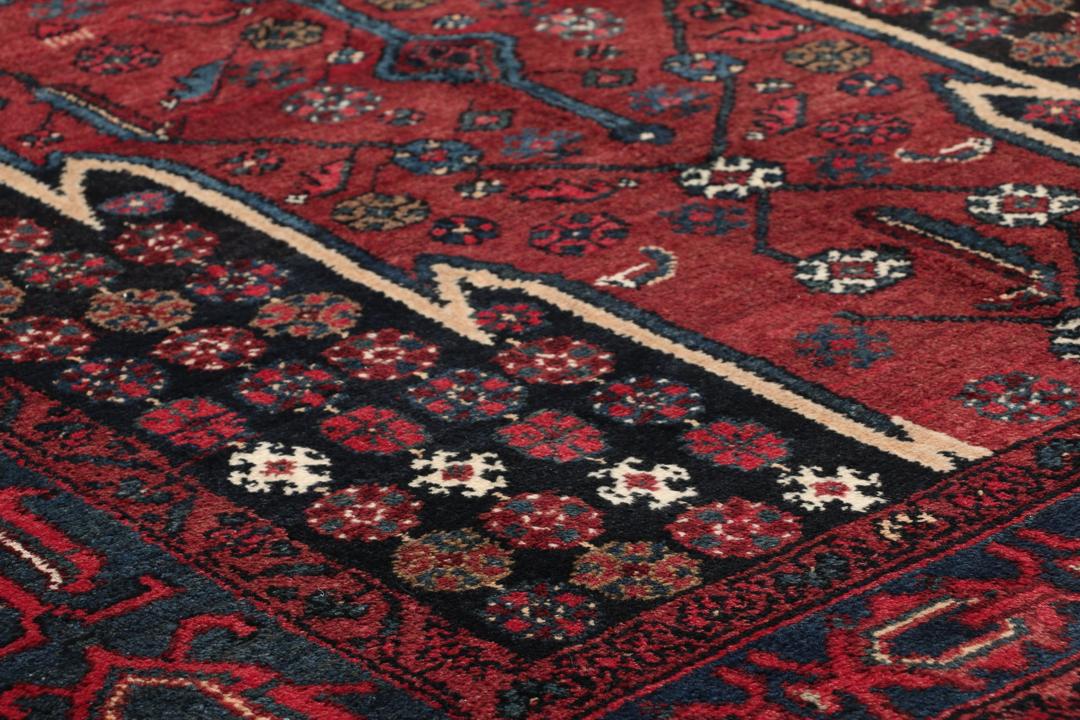 Handgeknoopte Senneh-loper in het rood met geometrische patronen uit het Midden-Oosten