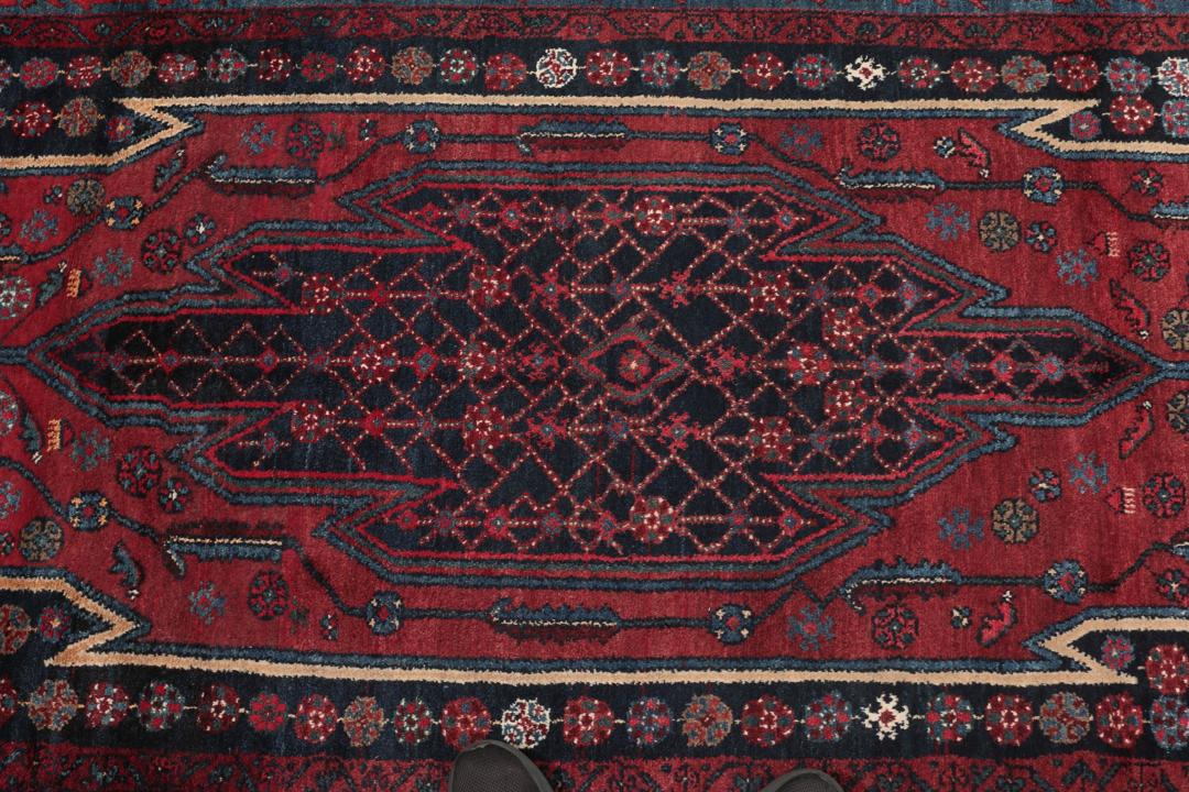 Handgeknoopte Senneh-loper in het rood met geometrische patronen uit het Midden-Oosten
