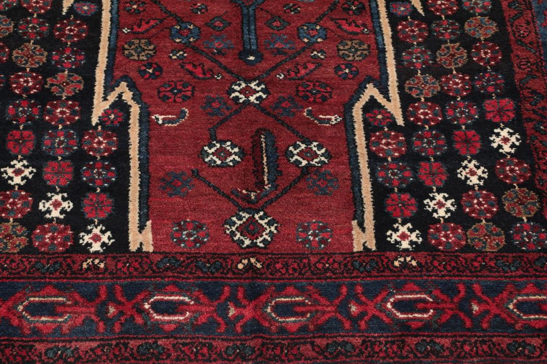 Handgeknoopte Senneh-loper in het rood met geometrische patronen uit het Midden-Oosten