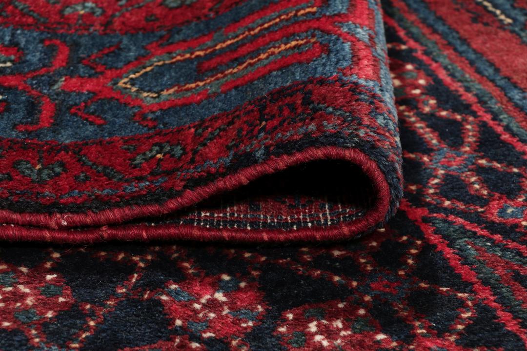Handgeknoopte Senneh-loper in het rood met geometrische patronen uit het Midden-Oosten