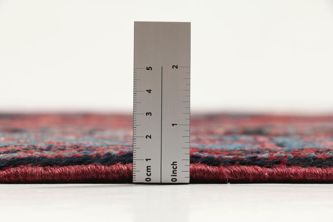 Handgeknoopte Senneh-loper in het rood met geometrische patronen uit het Midden-Oosten